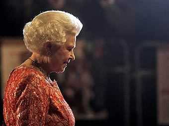 Английская королева поехала в отпуск на общественном транспорте