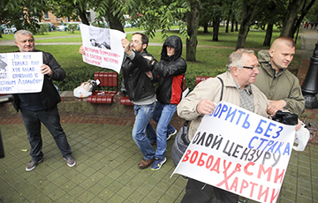 Фотофакт: Плакат «Свободу Хартии-97» на акции в Минске
