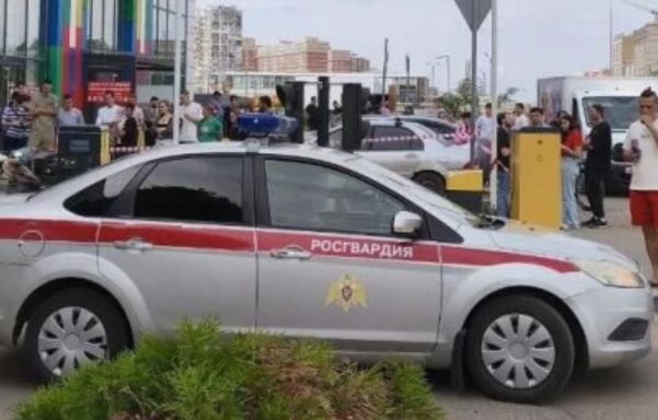 Мужчина ТЦ в Краснодаре напал с ножом на посетителей и сжег диван в детском ресторане