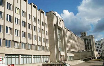 Выпускник БГУИР пришел на вручение диплома в доспехах и с мечом