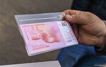 У здания Национального банка снова наблюдается ажиотаж