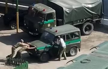 Видеофакт: беларусские военные толкают уазовский «бобик»