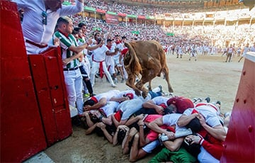Беларус пострадал в забеге с быками в испанской Памплоне