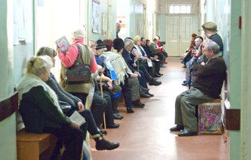 В Мозыре жители занимают очередь к травмотологу с ночи