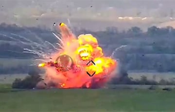 Украинцы уничтожили московитский танк прямым попаданием снаряда из британской гаубицы М777