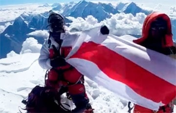 63-летняя беларуска подняла бело-красно-белый флаг на вершине Дхаулагири 