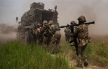 Украинские воины на трех HMMWV под артобстрелом штурмуют московитскую позицию