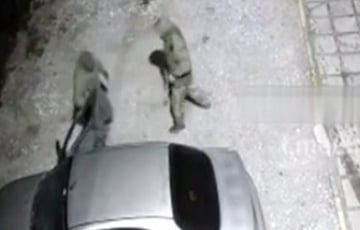 В Новой Каховке русские мародеры попали на видео, угоняя авто