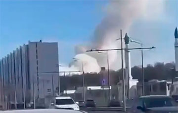 В Казани начался пожар после сильного взрыва в районе танкового полигона