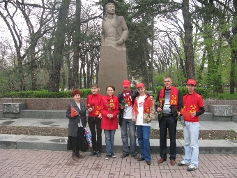 На возложение цветов Ленину согнали школьников и студентов (Фото, видео)