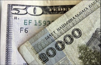 Белорусы стали меньше покупать валюту