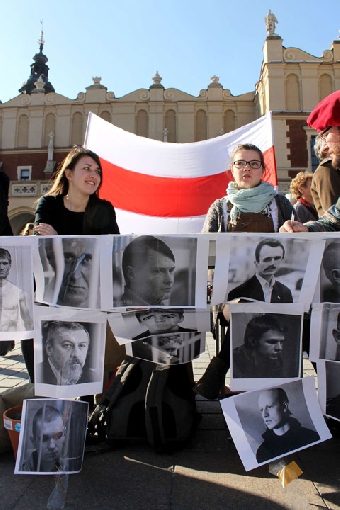 Бело-красно-белые флаги на шествии в Варшаве (Фото)