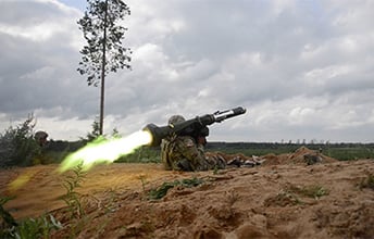 Бойцы ВСУ устроили засаду на вражеский танк и превратили его в металлолом