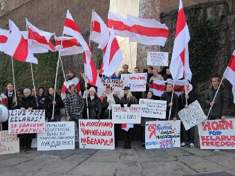 Белорусы протестуют в Гааге (Фото)