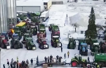В Латвии фермеры на тракторах требуют запретить импорт продовольствия из Беларуси