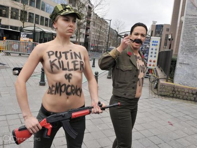Путина в Брюсселе встретили FEMEN с автоматом