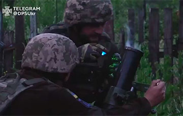 Видеофакт: Украинские пограничники под обстрелами ведут огонь по оккупантам