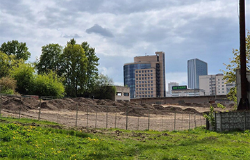 В центре Минска снесли древний недострой из 90-х