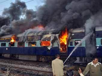 При пожаре в индийском поезде погибли 50 человек