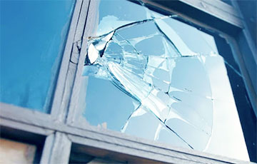 Минчанин сломал одному соседу забор и разбил окно, а второму повредил авто