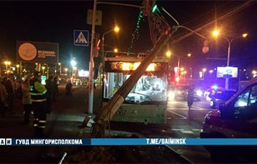 В Минске троллейбус с пассажирами снес столб