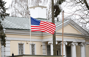 Посольство США в Минске прекратило оказывать визовые услуги