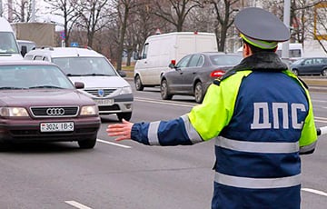 В Витебске пешеход прямо перед ГАИ пересек шестиполосную улицу вне перехода