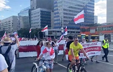 Тысячи беларусов вышли на марш «Марш годнасці» в Варшаве