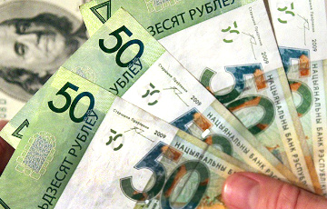 Белорусский рубль подешевел к трем основным валютам