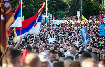 Протестующие в Белграде перекрыли улицы и возвели баррикады
