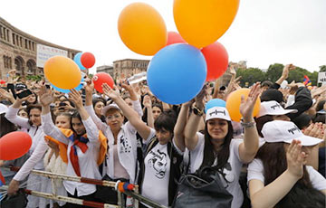 Видеофакт: Армяне празднуют избрание Пашиняна премьером