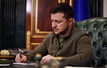 Зеленский подписал закон о статусе английского языка в Украине