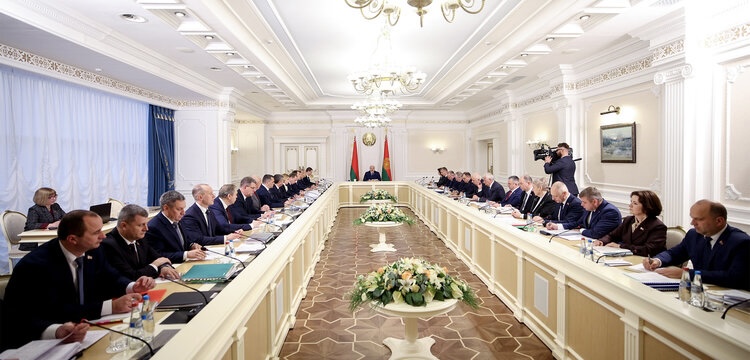 Лукашенко оценил ситуацию в экономике Беларуси и обратился к чиновникам «пока не поздно»