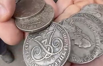 Беларусам предлагают купить свежевыкопанные старинные монеты