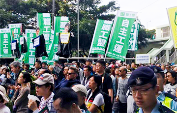 В Гонконге после ранения демонстранта прошла новая волна протестов