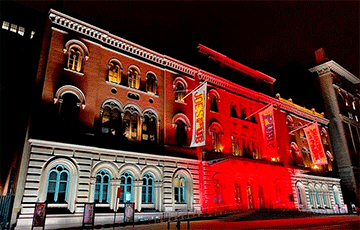 Фасады театров и культурных центров по всему миру окрасились в цвета белорусского национального флага
