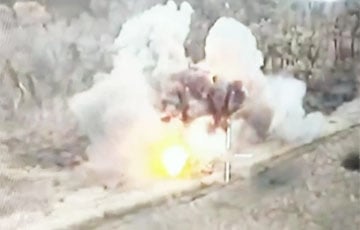 Московитский танк исчез в огне после наезда на мину