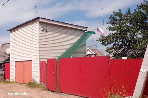 Жительница Борисова вывесила флаг РФ над своим домом