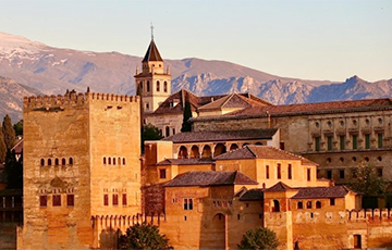 Ученые выяснили, почему золотой испанский дворец Альгамбра становится фиолетовым