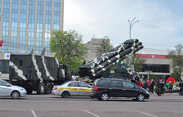 В центре Гомеля стоит ракетный комплекс и военный грузовик Минобороны Беларуси