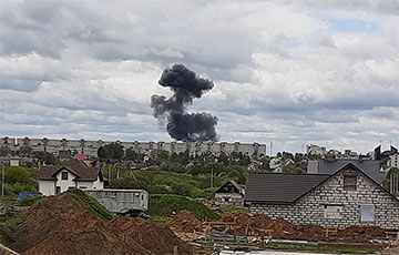 СМИ: В Барановичах упал самолет