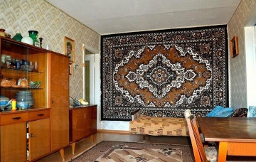На Тракторном Заводе продают квартиру, где в каждом помещении ковры