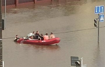 Минчан перевозят на лодках из зон подтопления