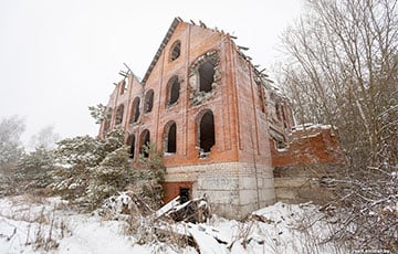 Дом-призрак: в Колодищах с 90-х стоит загадочный недострой