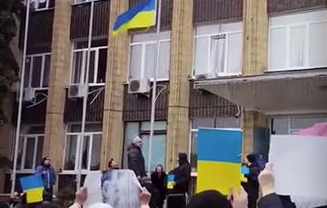 Жители оккупированного Купянска подняли флаг Украины у мэрии города