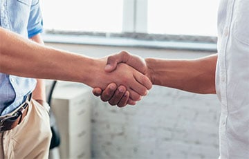 Назван простой способ оценить состояние здоровья по рукопожатию