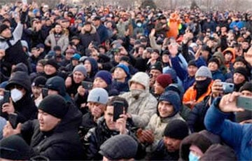 Протестующие в Казахстане требуют отставки Токаева
