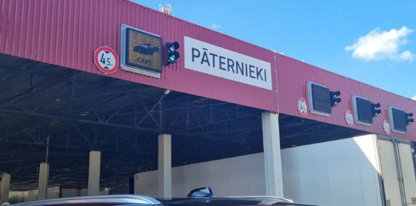 Латвия частично закрывает движение на границе с Беларусью