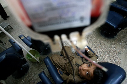 10 детей заразились ВИЧ при переливании крови в Пакистане