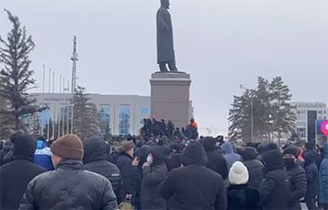 В казахстанском Павлодаре глава области пошел на переговоры с протестующими